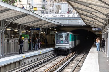 PARIS, FRANCE - 1 Haziran 2022 Paris Metro, Fransa 'da bir yaz gününde Paris' teki en büyük yeraltı sistemi.