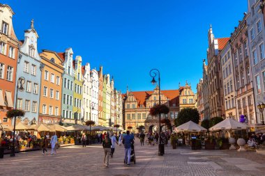 GDANSK, POLAND - 7 Eylül 2022: Güneşli bir günde, Polonya 'nın Gdansk kentindeki eski yeşil kapı