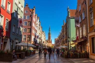GDANSK, POLAND - 7 Eylül 2022: Polonya 'nın Gdansk kentindeki eski bir kasaba ve belediye binasında sokak
