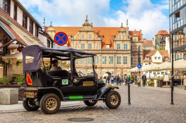 GDANSK, POLAND - 7 Eylül 2022: Polonya 'nın Gdansk kentindeki güzel eski bir kasabayı gezmek için eski model bir araba