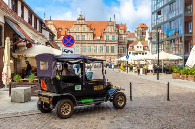 GDANSK, POLAND - 7 Eylül 2022: Polonya 'nın Gdansk kentindeki güzel eski bir kasabayı gezmek için eski model bir araba