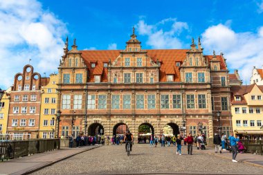 GDANSK, POLAND - 7 Eylül 2022: Güneşli bir günde, Polonya 'nın Gdansk kentindeki eski yeşil kapı