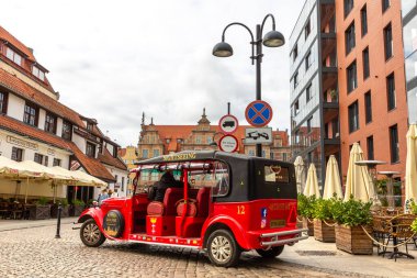 GDANSK, POLAND - 7 Eylül 2022: Polonya 'nın Gdansk kentindeki güzel eski bir kasabayı gezmek için eski model bir araba
