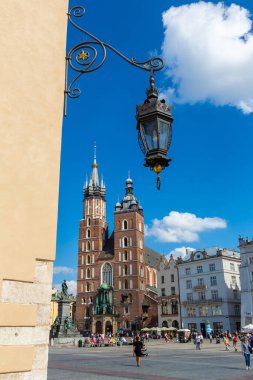 KRAKOW, POLAND - 9 Eylül 2022: Krakow, Polonya 'daki Krakow ana meydanındaki St. Mary Bazilika Kilisesi