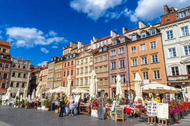 VARŞAN, POLAND - 19 Eylül 2022: güneşli bir günde Varşova 'da eski bir kasaba meydanı, Polonya