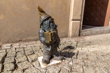 WROCLAW, POLAND - 21 Eylül 2022: Wroclaw 'ın sembolü - Cüce (cüce) heykeli güneşli bir günde, Wroclaw, Polonya