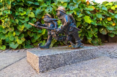 WROCLAW, POLAND - 21 Eylül 2022: Wroclaw 'ın sembolü - Cüce (cüce) heykeli güneşli bir günde, Wroclaw, Polonya