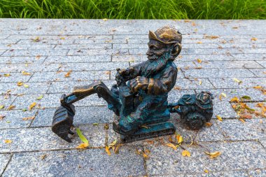 WROCLAW, POLAND - 21 Eylül 2022: Wroclaw 'ın sembolü - Cüce (cüce) heykeli güneşli bir günde, Wroclaw, Polonya