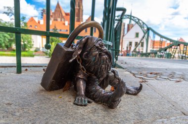 WROCLAW, POLAND - 21 Eylül 2022: Wroclaw 'ın sembolü - Cüce (cüce) heykeli güneşli bir günde, Wroclaw, Polonya