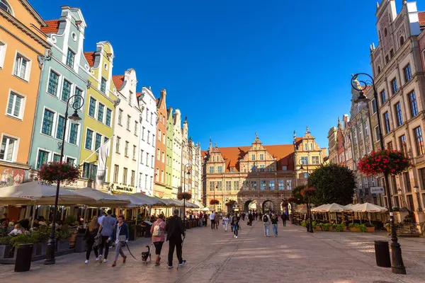 GDANSK, POLAND - 7 Eylül 2022: Güneşli bir günde, Polonya 'nın Gdansk kentindeki eski yeşil kapı