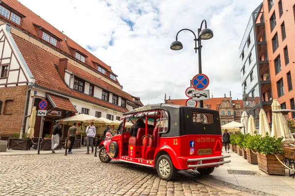 GDANSK, POLAND - 7 Eylül 2022: Polonya 'nın Gdansk kentindeki güzel eski bir kasabayı gezmek için eski model bir araba