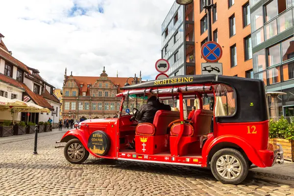 GDANSK, POLAND - 7 Eylül 2022: Polonya 'nın Gdansk kentindeki güzel eski bir kasabayı gezmek için eski model bir araba