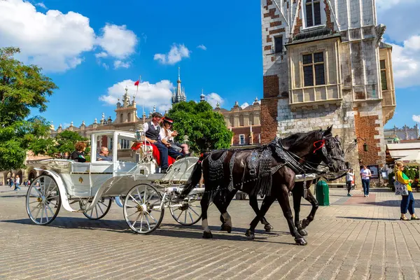 KRAKOW, POLAND - 9 Eylül 2022 Krakow, Polonya 'daki ana meydanda at arabaları