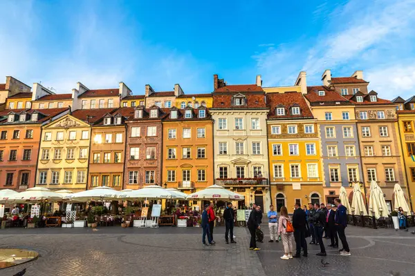 VARŞAN, POLAND - 19 Eylül 2022 Varşova 'nın Varşova meydanında gün batımında, Polonya