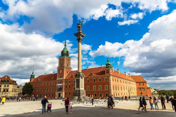 SAVAŞ, POLAND 19 EYLÜL 2022: güneşli bir günde Polonya 'nın Varşova şehrinde Kraliyet Kalesi ve Sigismund sütunu