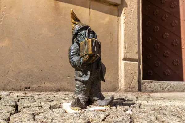 WROCLAW, POLAND - 21 Eylül 2022: Wroclaw 'ın sembolü - Cüce (cüce) heykeli güneşli bir günde, Wroclaw, Polonya