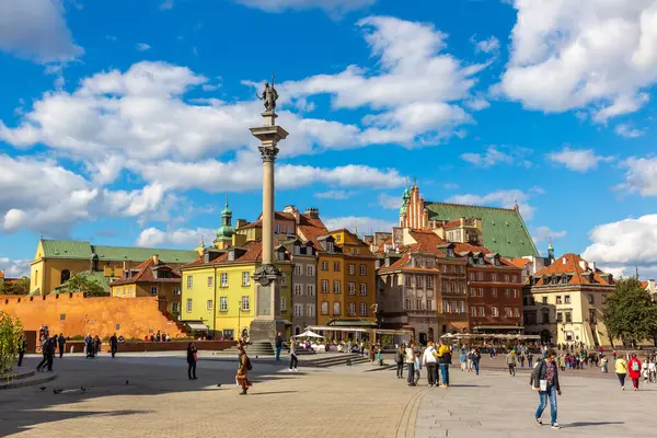 WARsaw, POLAND - 19 Eylül 2022 Varşova 'da güneşli bir günde Varşova, Polonya' da eski bir kasaba meydanı ve Sigismund sütunu