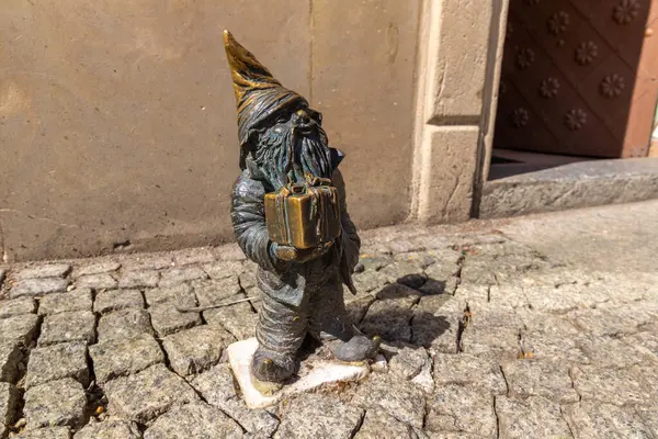 WROCLAW, POLAND - 21 Eylül 2022: Wroclaw 'ın sembolü - Cüce (cüce) heykeli güneşli bir günde, Wroclaw, Polonya