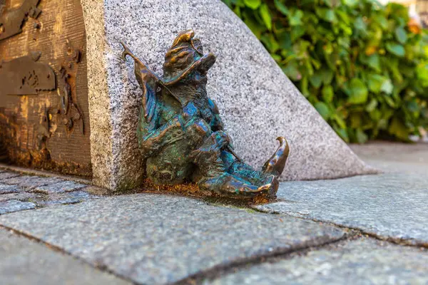 WROCLAW, POLAND - 21 Eylül 2022: Wroclaw 'ın sembolü - Cüce (cüce) heykeli güneşli bir günde, Wroclaw, Polonya