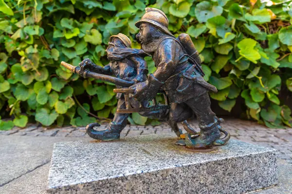 WROCLAW, POLAND - 21 Eylül 2022: Wroclaw 'ın sembolü - Cüce (cüce) heykeli güneşli bir günde, Wroclaw, Polonya