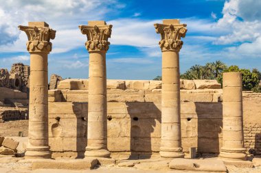 Güneşli bir günde Dendera Tapınağı, Luxor, Mısır