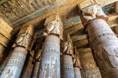 Güneşli bir günde Dendera tapınağının içi, Lüksör, Mısır