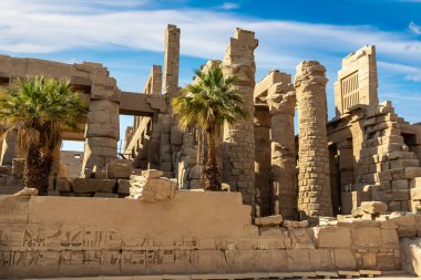 Karnak Tapınağı güneşli bir günde, Luxor, Mısır