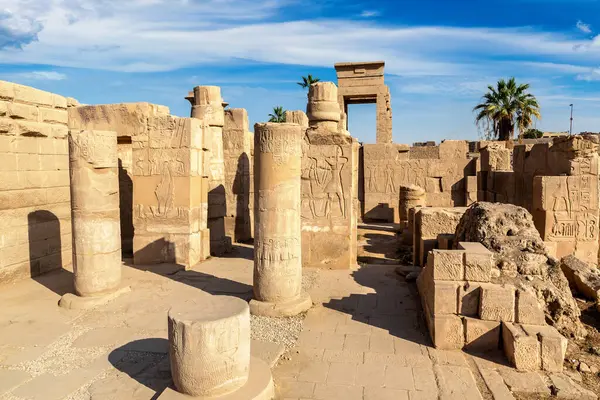 Karnak Tapınağı güneşli bir günde, Luxor, Mısır