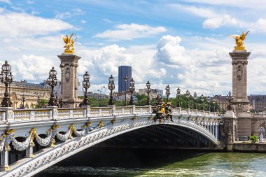 Köprü Pont Alexandre III Paris 'te bir yaz günü, Fransa