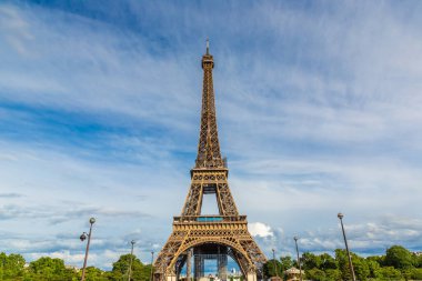 Paris 'teki Eyfel Kulesi güneşli bir yaz gününde, Fransa