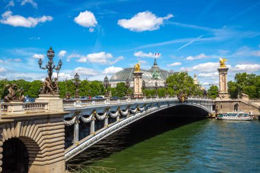 Köprü Pont Alexandre III Paris 'te bir yaz günü, Fransa