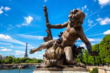 Köprü Köprüsü 'nde bronz heykel. Alexandre III ve Paris' te Eyfel Kulesi.