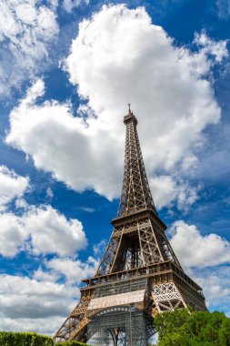 Paris 'te güneşli bir yaz gününde Eyfel Kulesi ve güzel romantik bulut