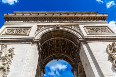 Paris Zafer Takı (Zafer Takı) Fransa 'nın başkenti Paris' te bir yaz günü