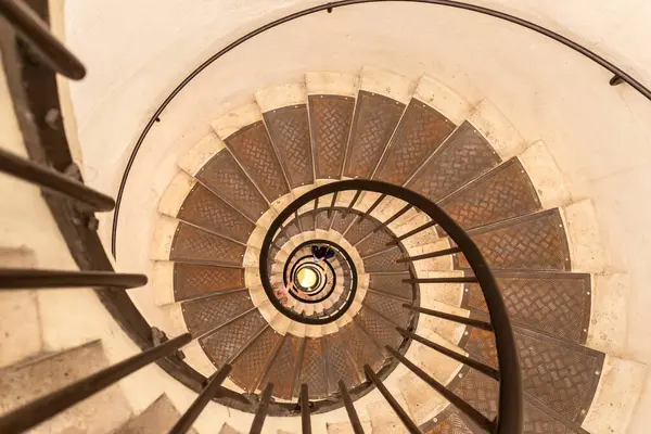 Fransa 'nın başkenti Paris' te bulunan Zafer Takı 'nın (Paris Arc de Triomphe) iç ve spiral merdivenleri