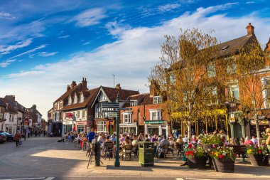 BEVERLEY, İngiltere - 11 Nisan 2025: Güneşli bir günde İngiltere 'nin Yorkshire, İngiltere' nin Doğu Biniciliği 'ndeki Beverley Tarihi Kent Merkezi' nde açık hava masalarında insanların yemek yediği sokak kafesi