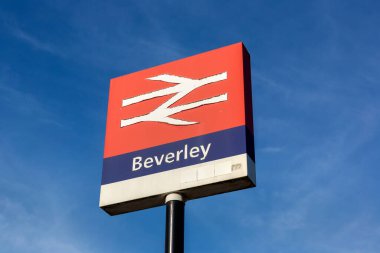 BEVERLEY, İngiltere - 11 Nisan 2025: İngiltere 'nin Yorkshire, İngiltere' nin East Riding şehrinde Beverley istasyonu adı altında Iconic British Demiryolu tabelası
