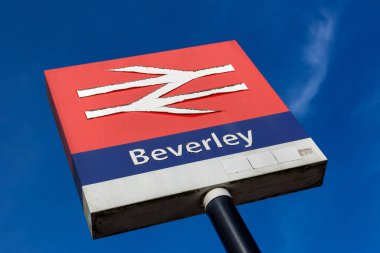 BEVERLEY, İngiltere - 11 Nisan 2025: İngiltere 'nin Yorkshire, İngiltere' nin East Riding şehrinde Beverley istasyonu adı altında Iconic British Demiryolu tabelası