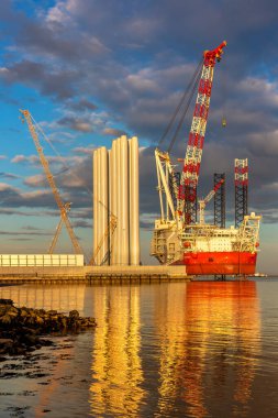 HULL, UK - 17 Nisan 2025: Rüzgar Tepesi, modern bir açık deniz rüzgar yükleme gemisi, Siemens Gamesa rüzgar türbini bileşenlerini off-shore rüzgar çiftliklerine yerleştirmek üzere İngiltere 'nin Hull kentinde demirledi.