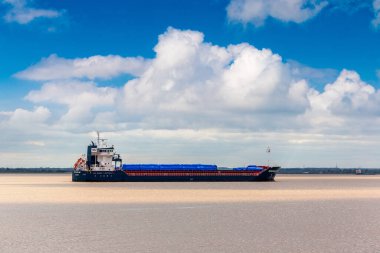 HULL, UK - Mayıs 08, 2025: Hollanda genel kargo gemisi Terschelling, Humber Estuary 'de liman operasyonları için Hull, İngiltere' ye doğru ilerliyor.