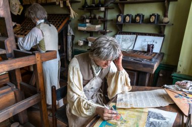 HARTLEPOOL, İngiltere - 29 Haziran 2025: Kraliyet Donanması Ulusal Müzesi, Hartlepool, Durham, İngiltere, Birleşik Krallık 'taki Recreated Georgian Quayside' daki HMS Trincomalee yakınlarında periyot baskı stüdyosu