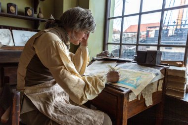 HARTLEPOOL, İngiltere - 29 Haziran 2025: Kraliyet Donanması Ulusal Müzesi, Hartlepool, Durham, İngiltere, Birleşik Krallık 'taki Recreated Georgian Quayside' daki HMS Trincomalee yakınlarında periyot baskı stüdyosu