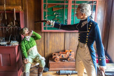 HARTLEPOOL, İngiltere - 29 Haziran 2025: Kraliyet Donanması Ulusal Müzesi 'nde bulunan Gürcistan Rıhtımı' nda HMS Trincomalee yakınlarında canlı benzeri figürler, Hartlepool, Durham, İngiltere, Birleşik Krallık