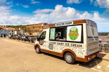 STAYTHES, İngiltere - 28 Haziran 2025: Staithes, Kuzey Yorkshire, İngiltere 'de ziyaretçilere hizmet veren Beacon Farm dondurma kamyonu
