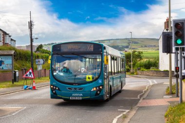 STAYTHES, İngiltere - 28 Haziran 2025: Kuzey Yorkshire, İngiltere, İngiltere 'deki Whitby Staithes ve Sandsend' e giden Arriva X4 toplu taşıma otobüsü