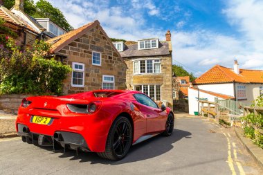 RUNSWICK BAY, İngiltere - 28 Haziran 2025: Runswick Bay, İngiltere, İngiltere 'de dar bir kıyı yolunda kırmızı Ferrari 488 Spider