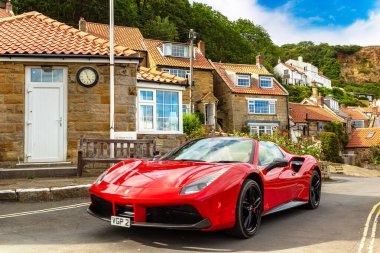 RUNSWICK BAY, İngiltere - 28 Haziran 2025: Runswick Bay, İngiltere, İngiltere 'de dar bir kıyı yolunda kırmızı Ferrari 488 Spider