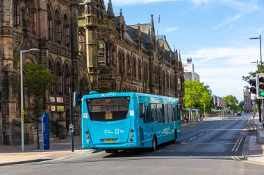 MIDDLESBROUGH, İngiltere - 29 Haziran 2025: Blue Arriva Kamu otobüsü, güneşli bir günde İngiltere 'nin Kuzey Yorkshire kentinde tarihi Middlesbrough Belediye Binası' nın önünden geçti