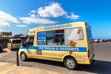Whitby, İngiltere - 29 Haziran 2025: Whitby, Kuzey Yorkshire, İngiltere 'de güneşli bir günde dondurma ve tatlı minibüsü