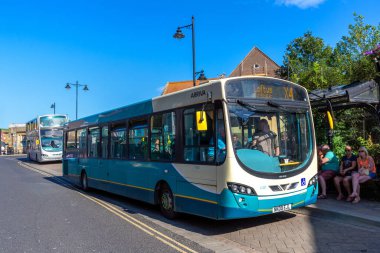 Whitby, İngiltere - 29 Haziran 2025: Arriva X4 Loftus kamu servis otobüsü Kuzey Yorkshire, İngiltere, İngiltere 'deki Whitby otobüs durağından yolcu alıyor